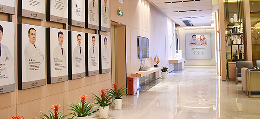 一塵唔染、窗明幾凈嘅外部走廊。